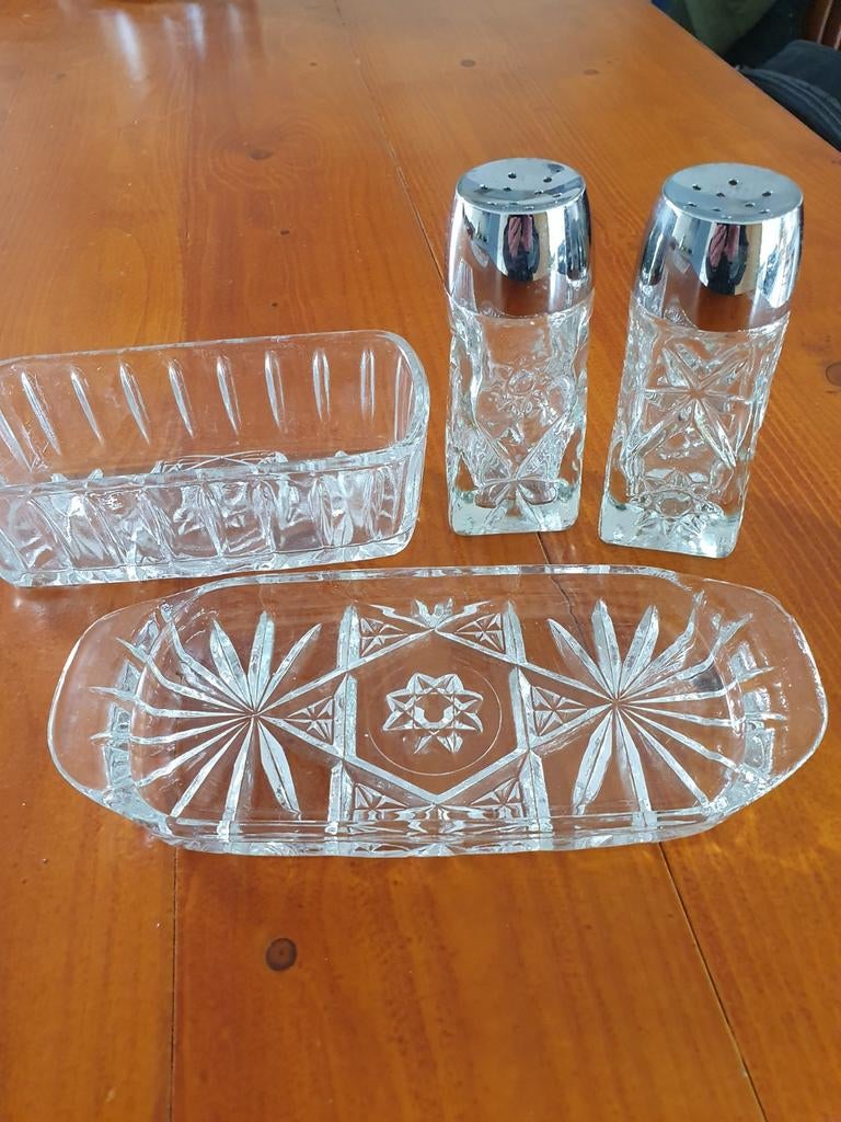 Glazen set: schaaltje, bakje en peper- en zoutstel, Ophalen