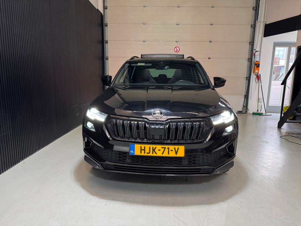 Skoda KAROQ 1.5 TSI Sportline Panoramadak Automaat, Auto's, Skoda, Stof, 4 cilinders, Zwart, Karoq