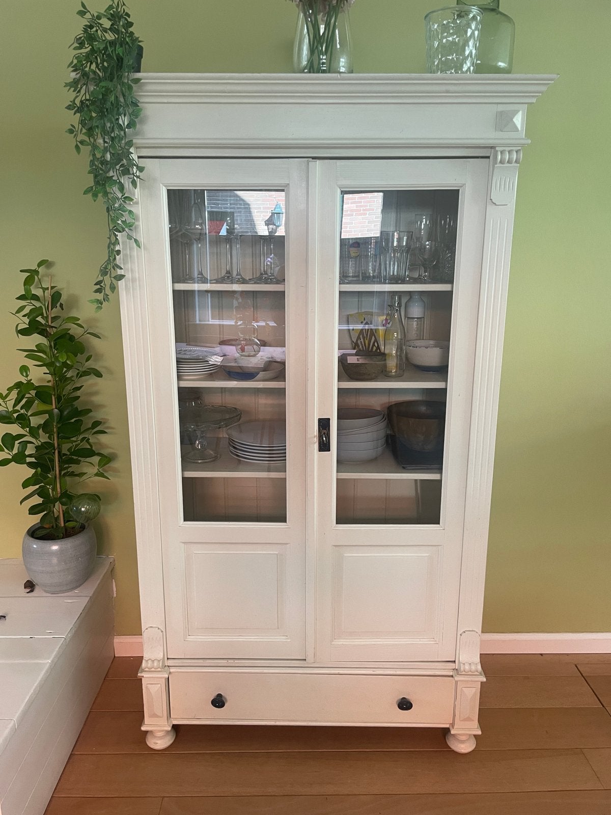 Foto 5 van Mooie witte vitrine/servieskast met lade en glazen deuren
