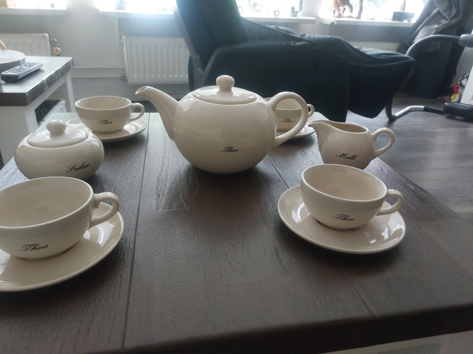 Theeservies met theepot, suikerpot, melkkan en 4 kopjes, Ophalen