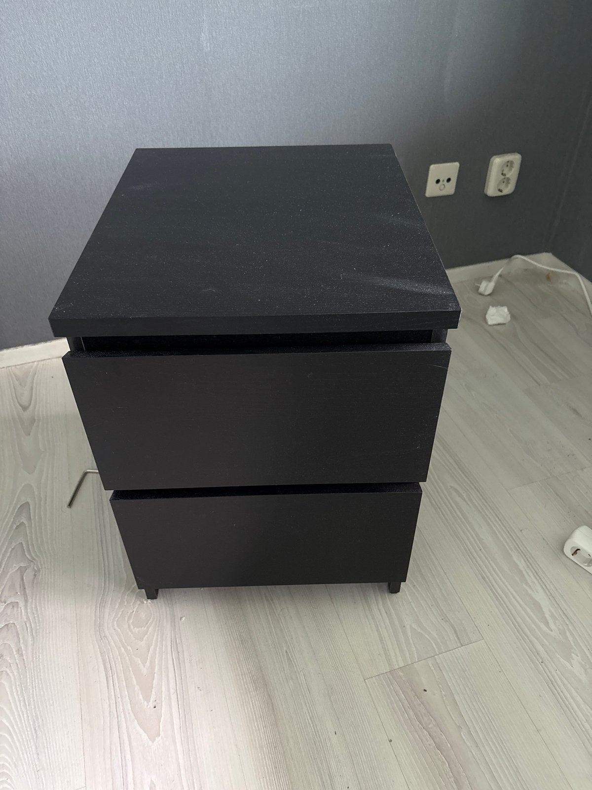 IKEA Malm nachtkastje zwart met 2 lades, Huis en Inrichting, Slaapkamer | Nachtkastjes, Ophalen, Gebruikt, 55 tot 70 cm, 45 tot 65 cm