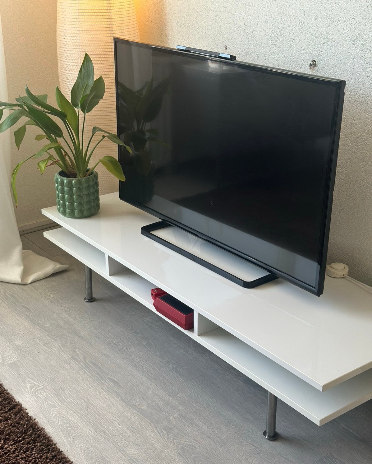 Televisiemeubel wit met chroom poten, Ophalen, 100 tot 150 cm, Zo goed als nieuw, Minder dan 100 cm