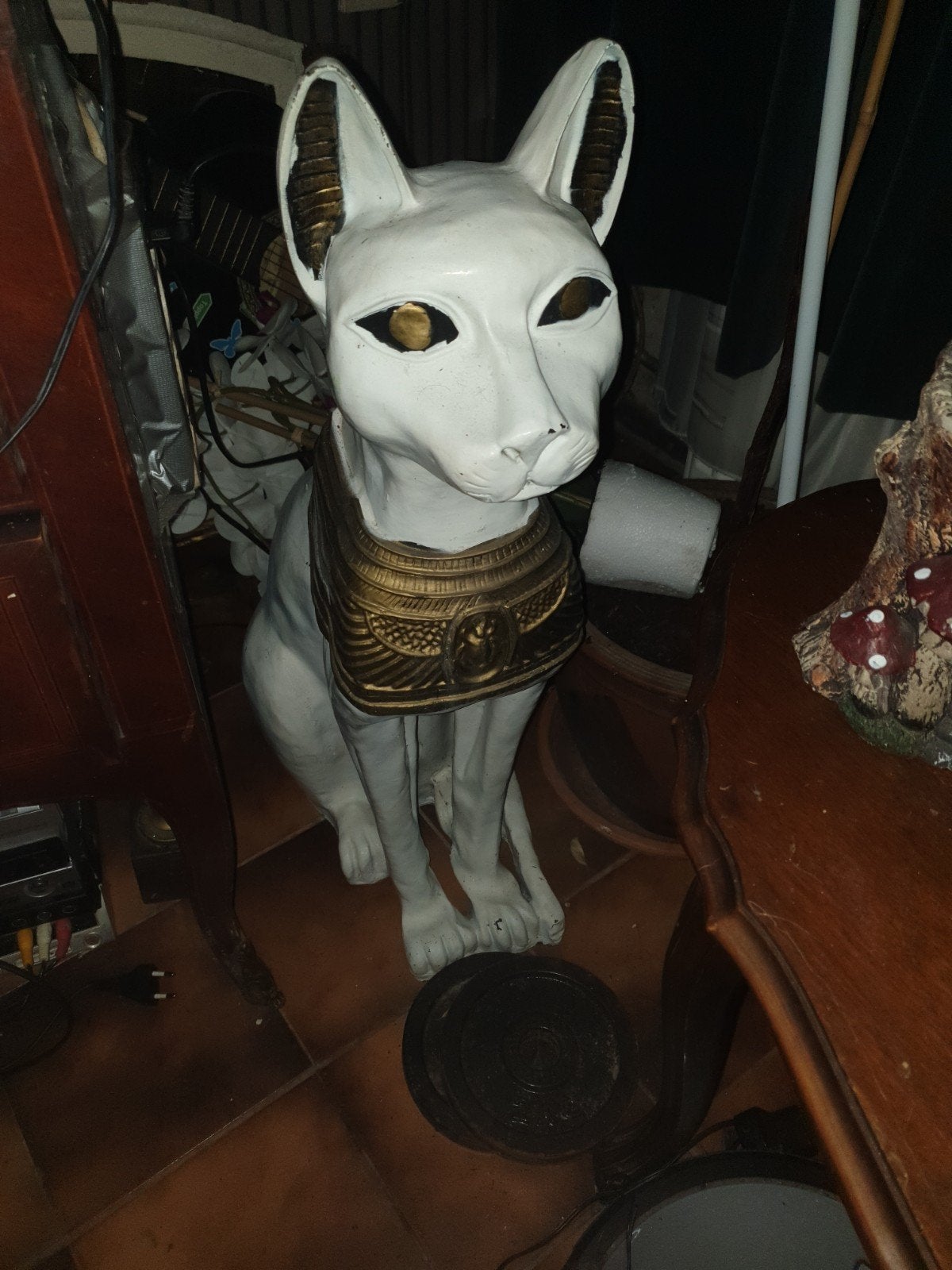 Egyptische kattengodin bastet groot beeld wit met goudkleuri, Ophalen