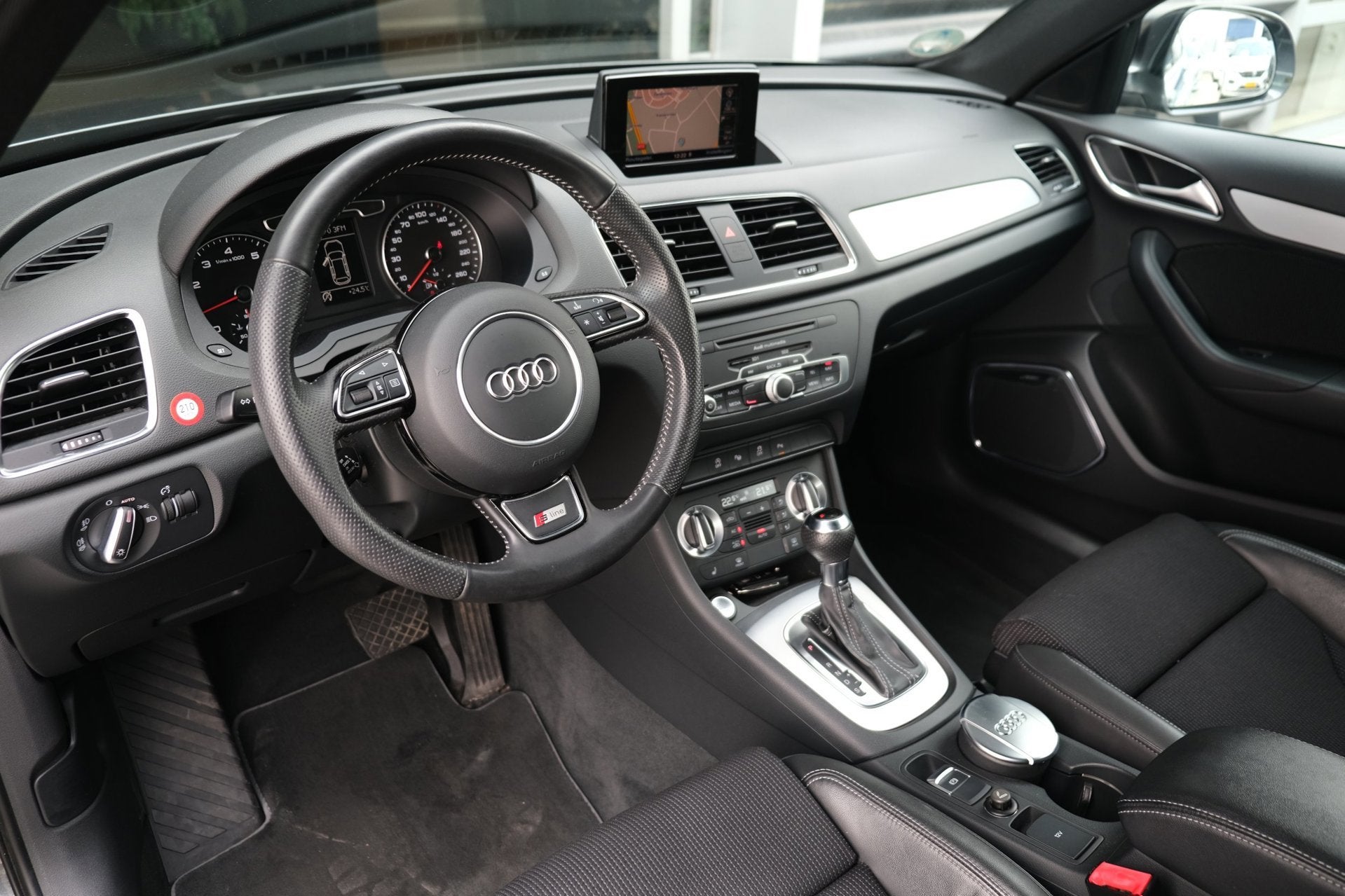 Audi Q3 2.0 TFSI quattro 211pk 2x S-line Navi Camera Trekhaa, Auto's, Audi, 1998 cc, Gebruikt, Zwart, Origineel Nederlands