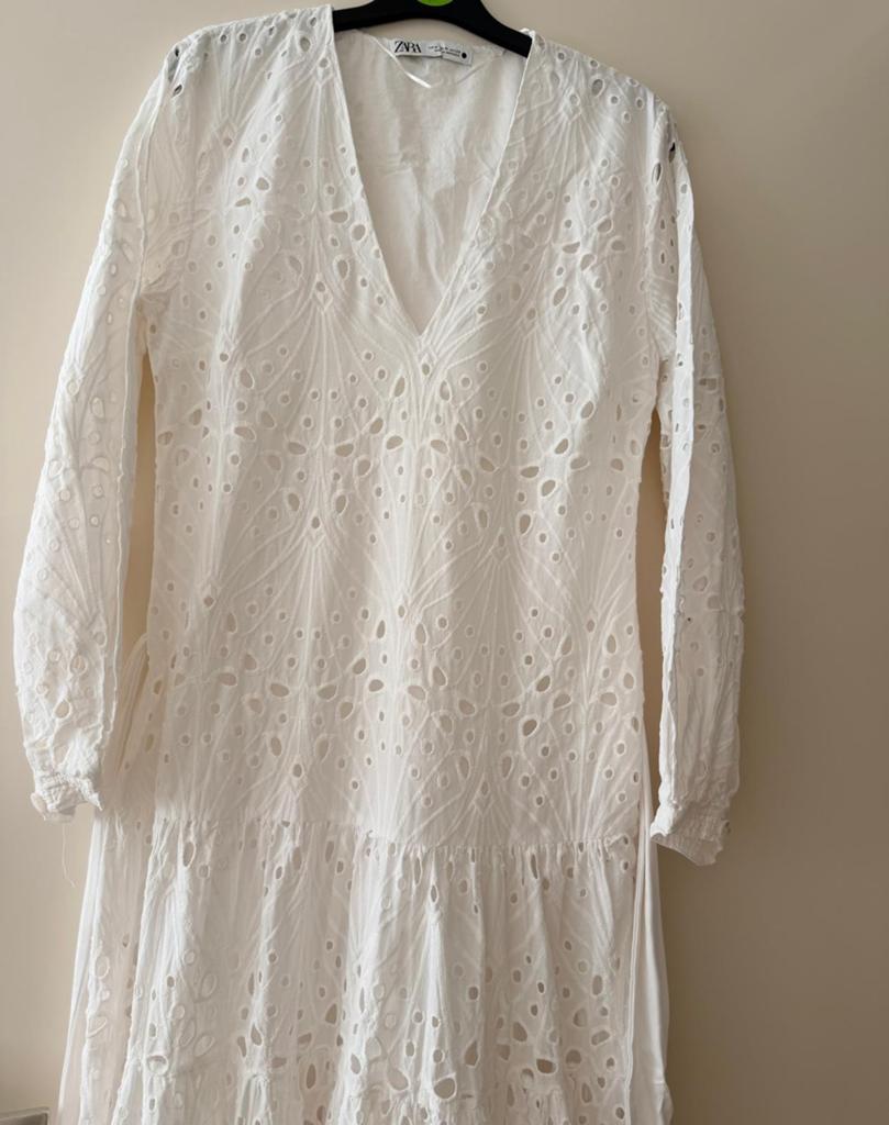 Zara jurk te koop met borduursel oogjes, Ophalen of Verzenden, Zo goed als nieuw, Onder de knie