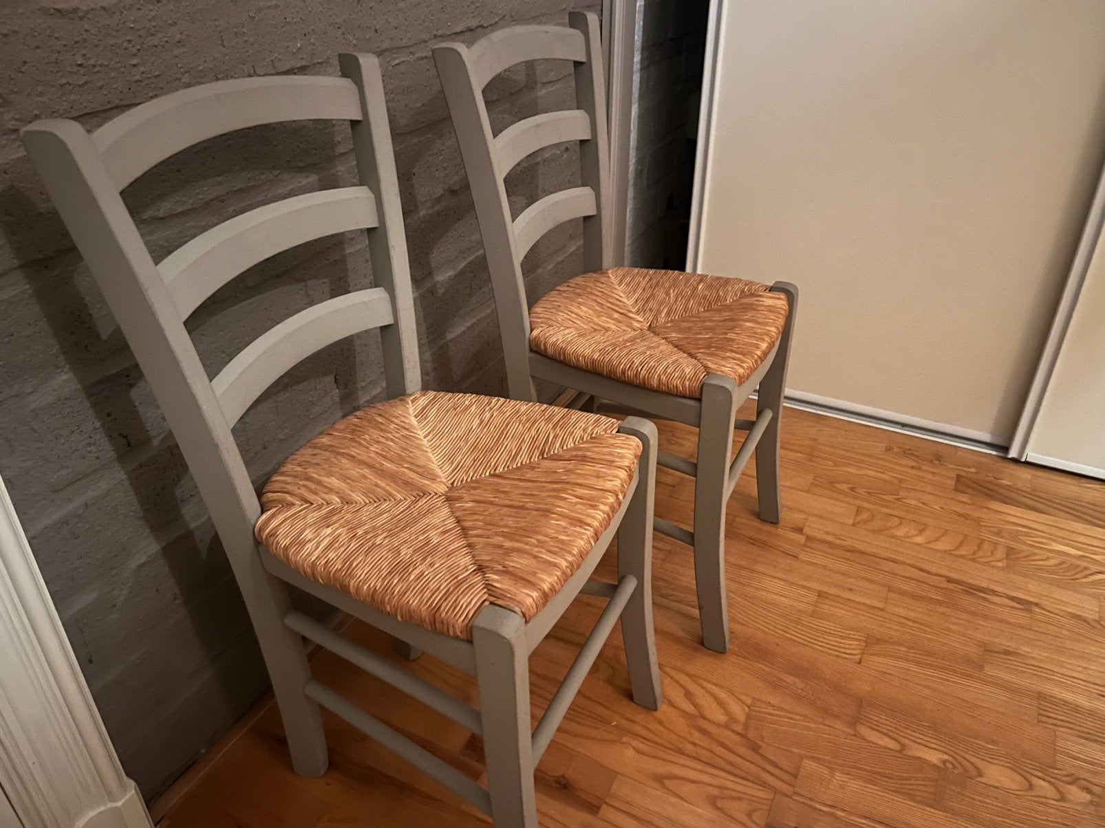 Mooie stoelen. Rieten zitting. €20 voor beide., Ophalen, Twee, Zo goed als nieuw, Grijs