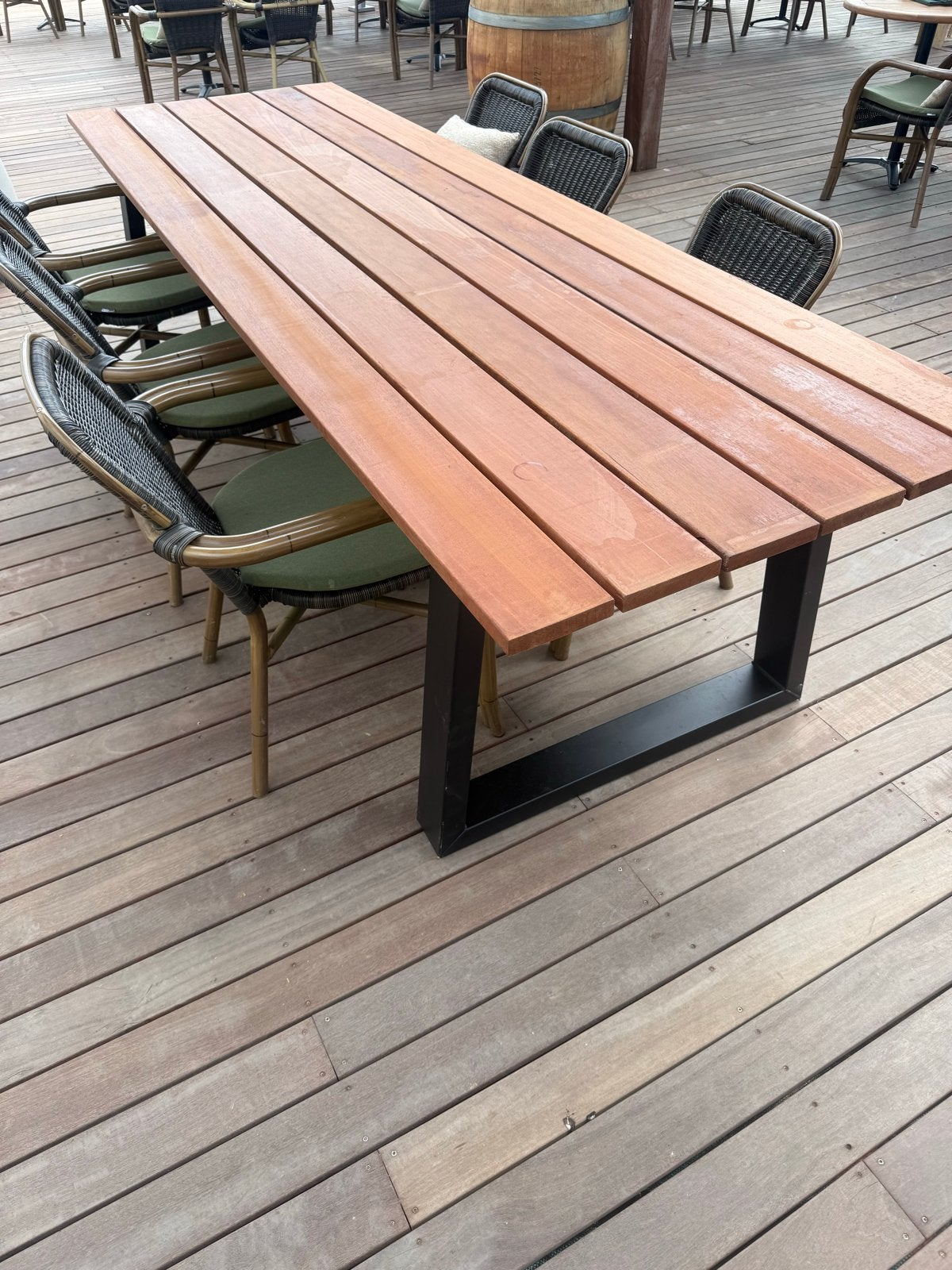 Robuuste houten tuintafel met metalen onderstel, Ophalen, Gebruikt, 200 cm of meer, 50 tot 100 cm