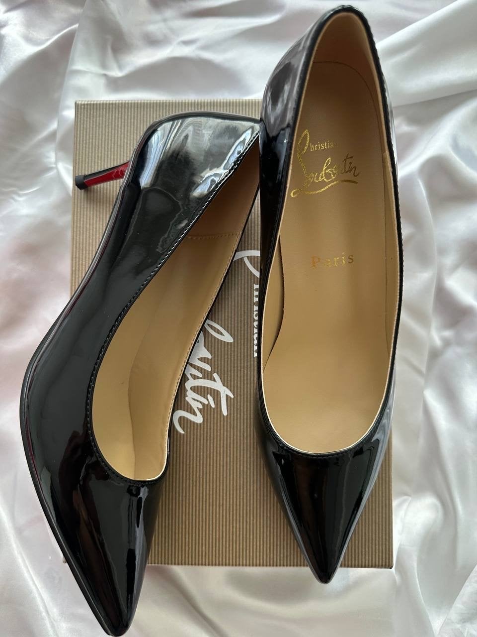 Christian Louboutin Lage Hak Pumps Zwart Lakleer, Ophalen of Verzenden, Zo goed als nieuw, Zwart, Schoenen met lage hakken