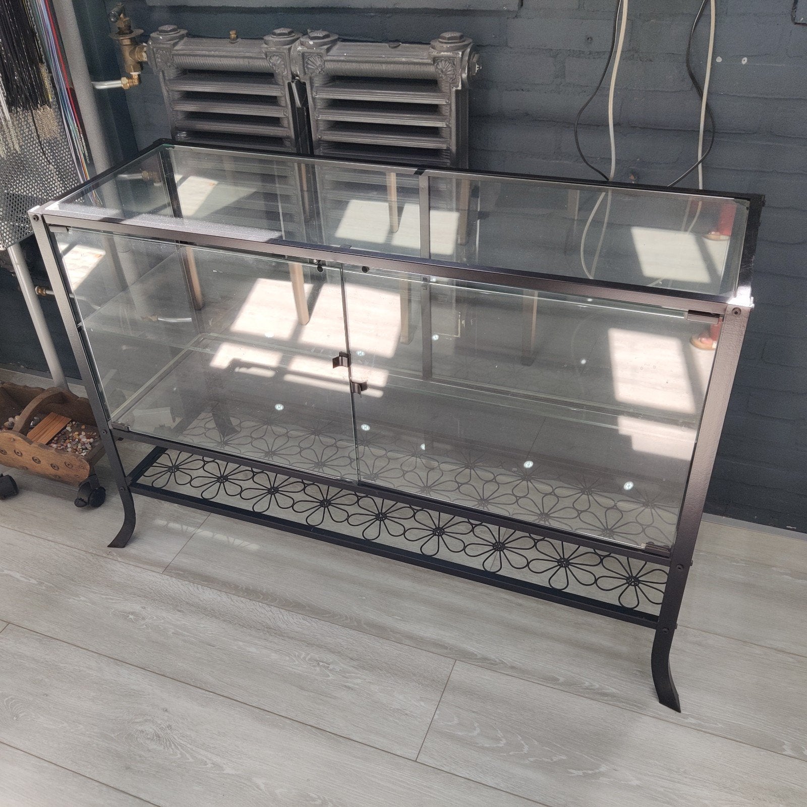 Ikea Klingsbo vitrinekast - Zwart metaal en glas, Ophalen, 100 tot 150 cm, Modern, Industrieel, 100 tot 150 cm