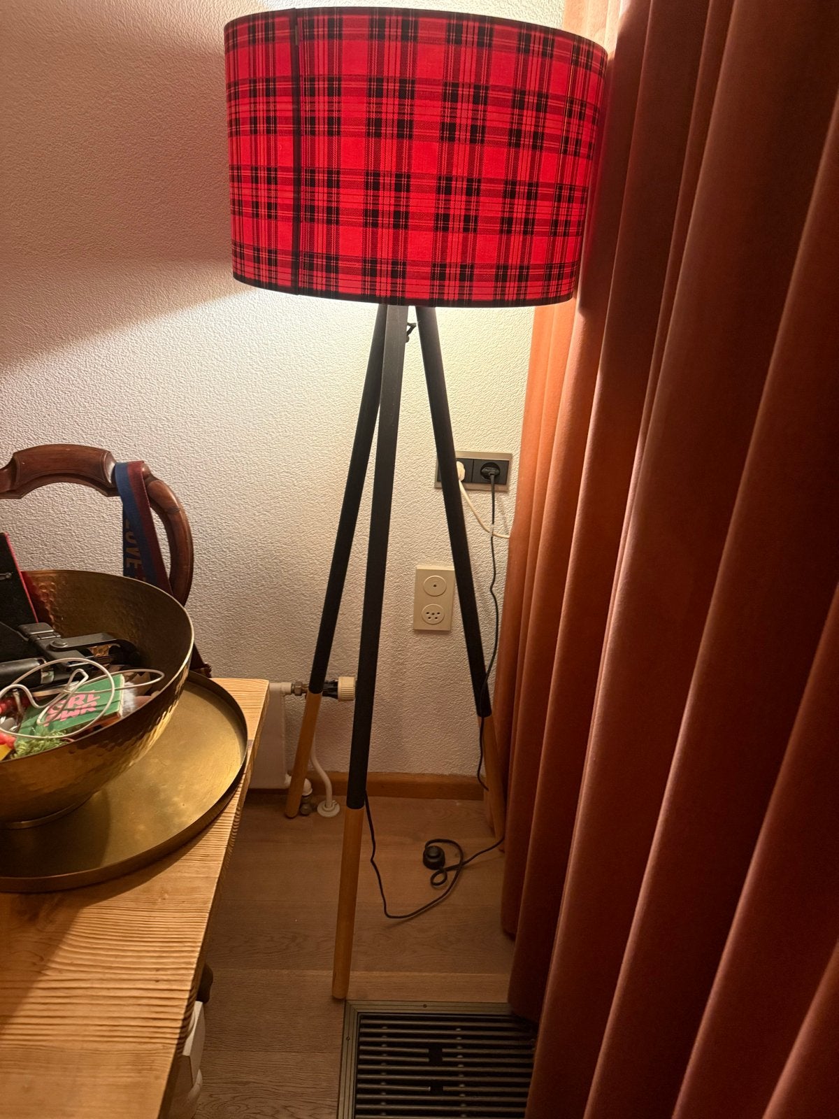 Staande lamp met rood geruite kap - 152 cm hoog, Ophalen of Verzenden, Gebruikt, Hout, 150 tot 200 cm