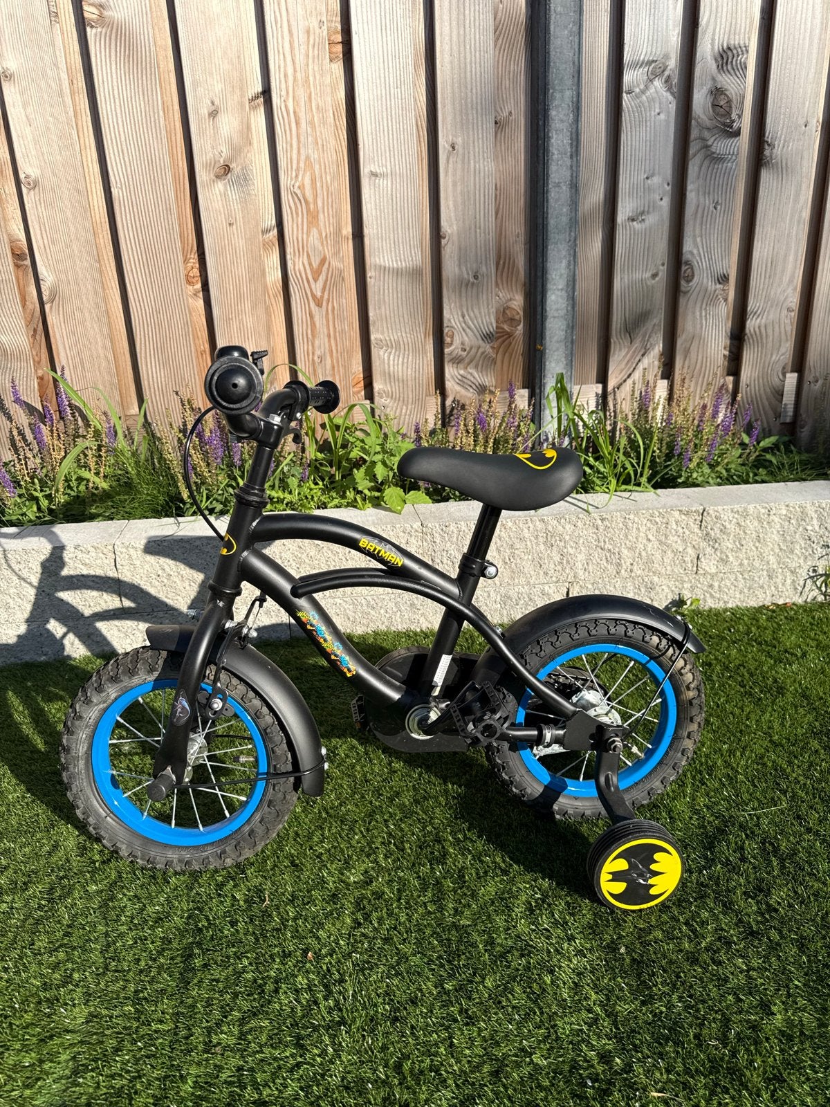 Batman Kinderfiets met zijwieltjes - Zo goed als nieuw, Terugtraprem, Zijwieltjes, Ophalen of Verzenden, Minder dan 16 inch