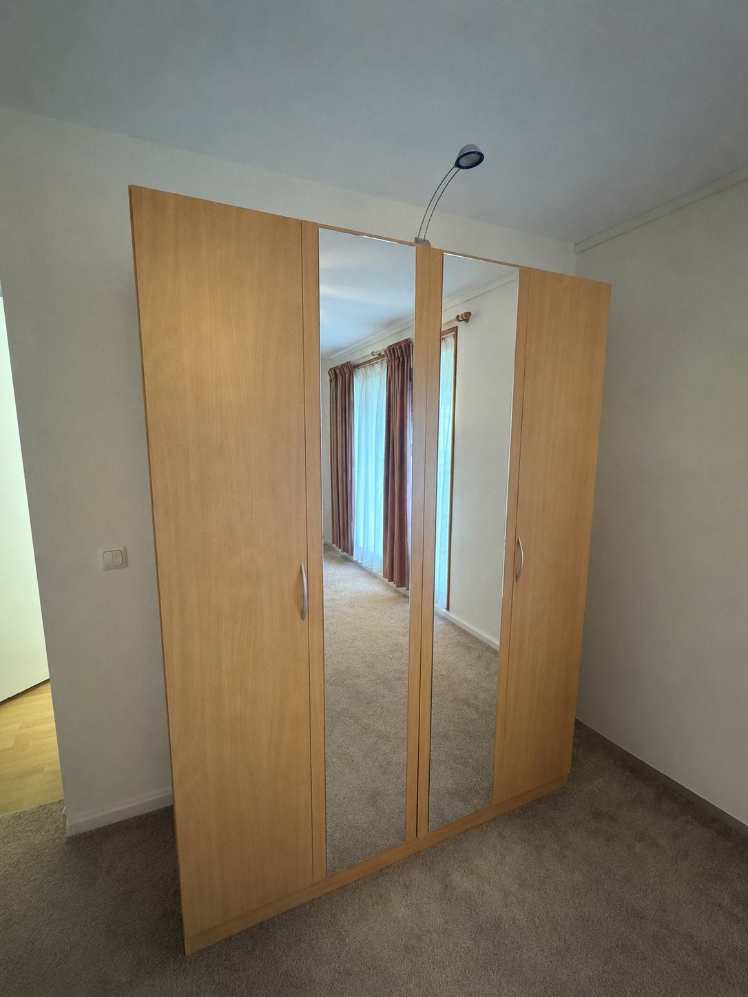 Gratis ophalen Mooie kledingkast met spiegeldeuren -, Huis en Inrichting, Ophalen, 100 tot 150 cm, 200 cm of meer, Zo goed als nieuw