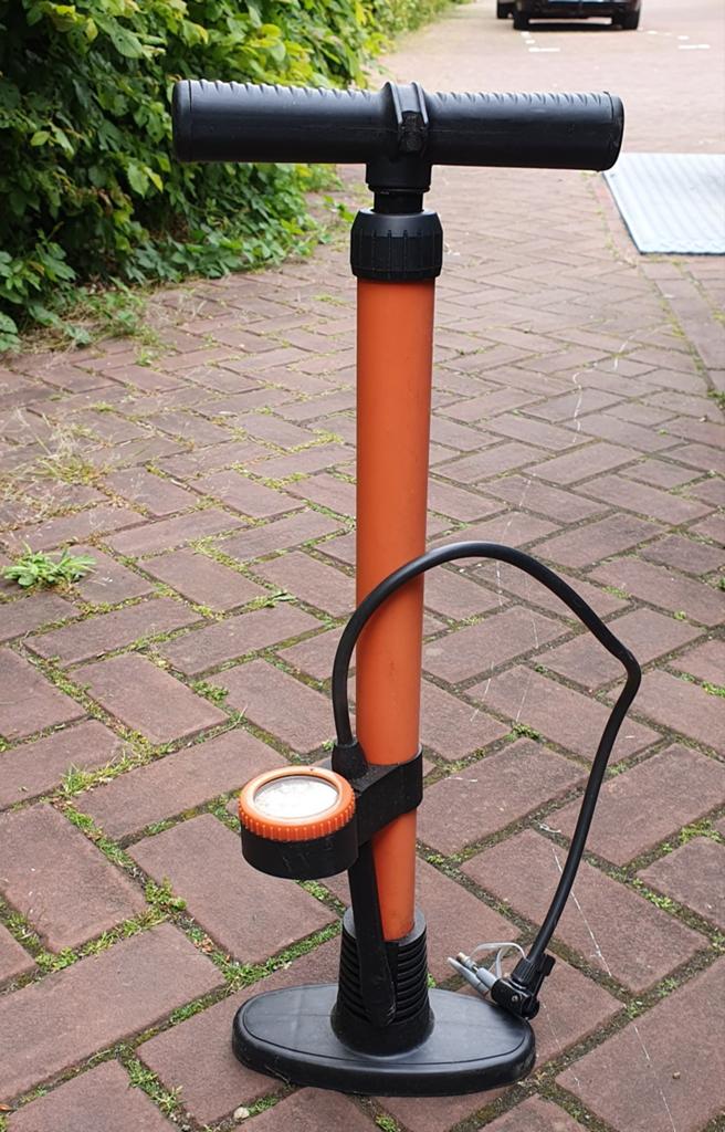 Fietspomp met drukmeter - in prima staat, Ophalen of Verzenden, Drukmeter, Zo goed als nieuw