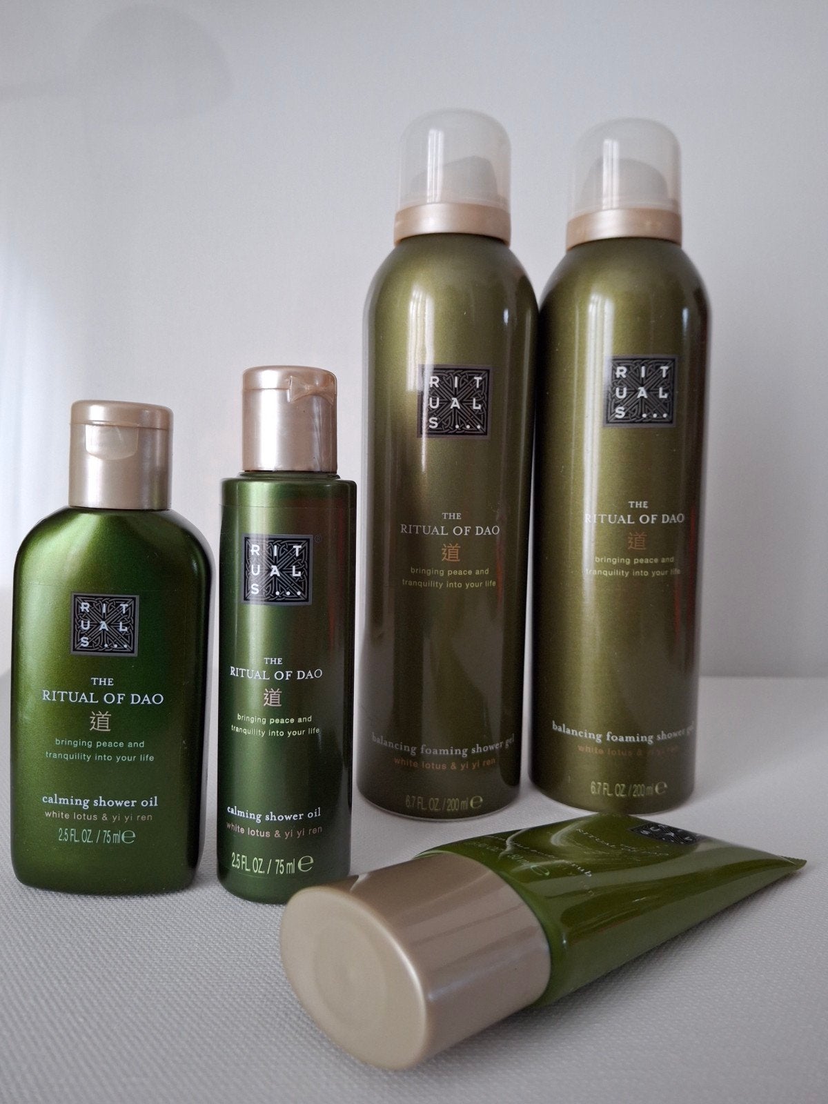 Koopje ! Rituals Dao  pakket met douche/scrub/shower olie, Sieraden, Tassen en Uiterlijk, Uiterlijk | Lichaamsverzorging, Ophalen of Verzenden