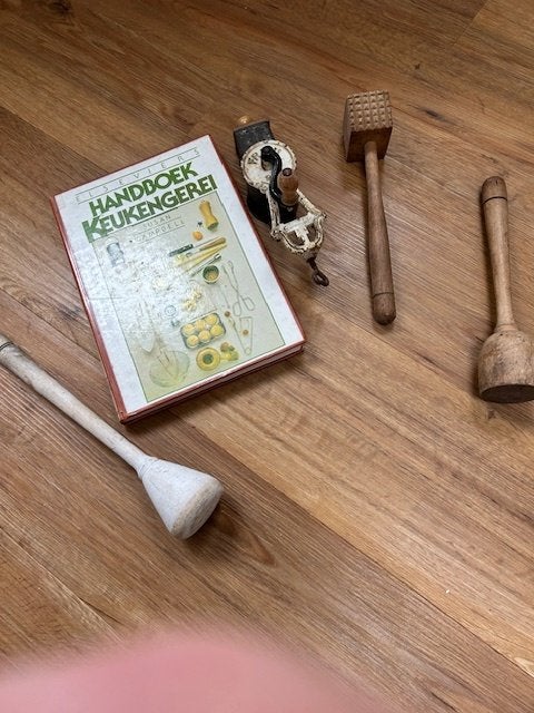 Handboek Keukengerei met oude originele accessoires, Ophalen