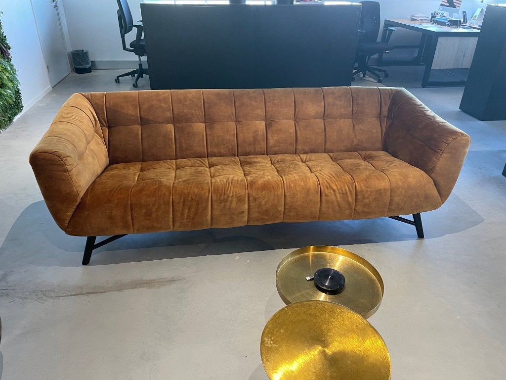 Comfortabele 3-zits bank, als niieuw. Kleur: oker geel goud, Huis en Inrichting, Ophalen, Past in ieder interieur, Driepersoons