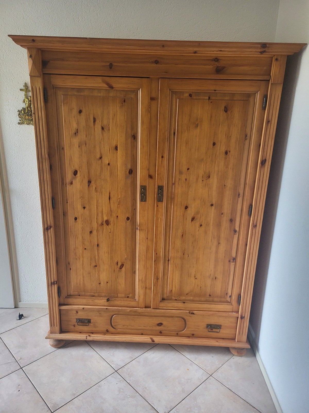 Massief grenen kast met 2 deuren en 2 lades, Huis en Inrichting, Gebruikt, Ophalen of Verzenden, 25 tot 50 cm, Met deur(en)