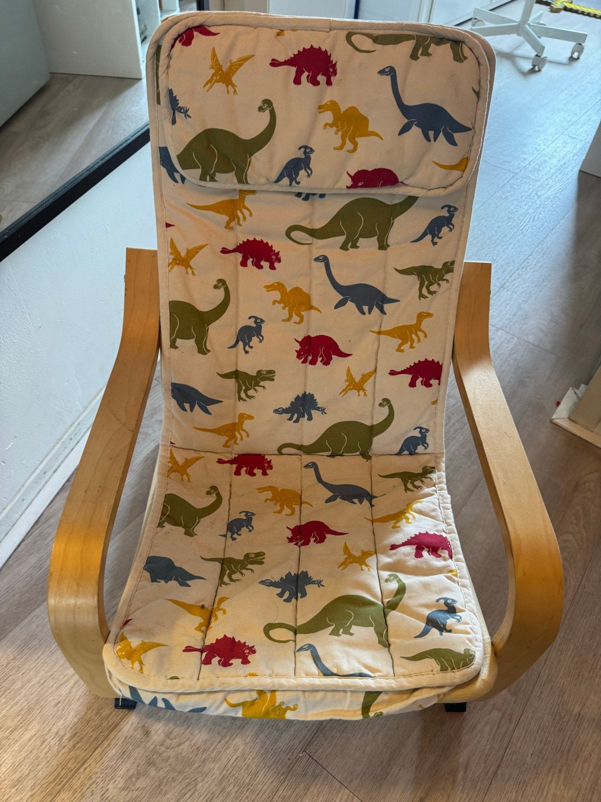 IKEA Kinderstoel met Dinosaurus Kussen - Zo goed als nieuw, Kinderen en Baby's, Ophalen, Zo goed als nieuw, Overige typen