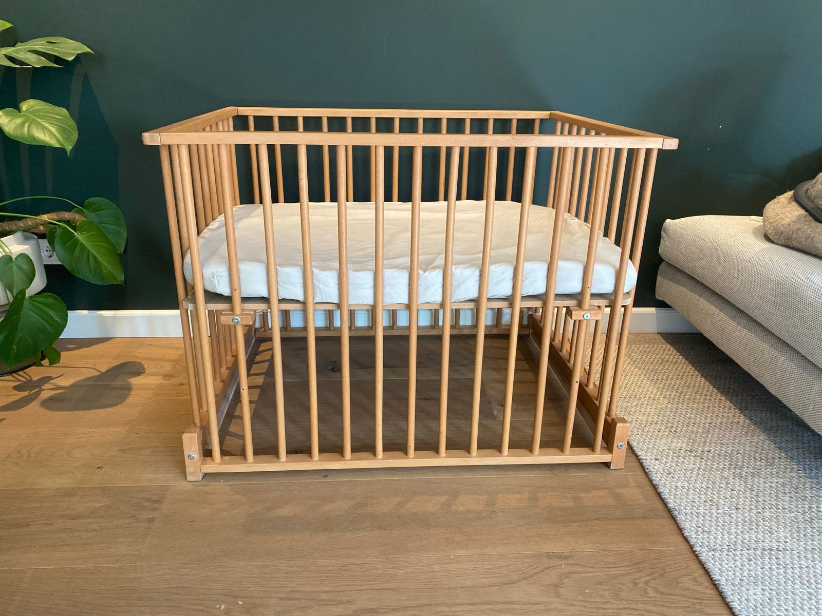 Houten box met nieuw matras, hoeslaken en mobiel houder, Ophalen, Gebruikt, Vierkant, In hoogte verstelbaar
