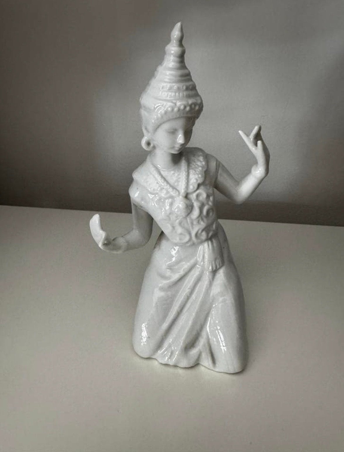 Thaise danseres figuur - elegant beeldje, Wit, Steen/keramiek, Ophalen of Verzenden, Versierd