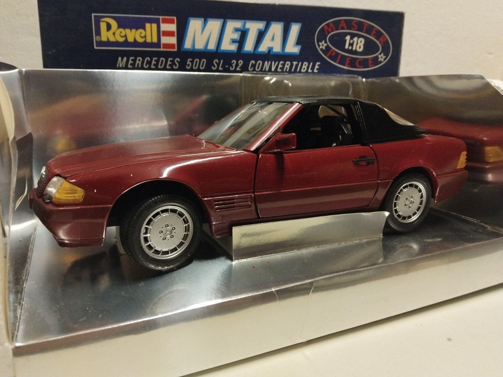 Mercedes Benz 500 SL softtop bordeaux Revell metal 1:18 KRD, Ophalen of Verzenden, Zo goed als nieuw, Auto, Revell