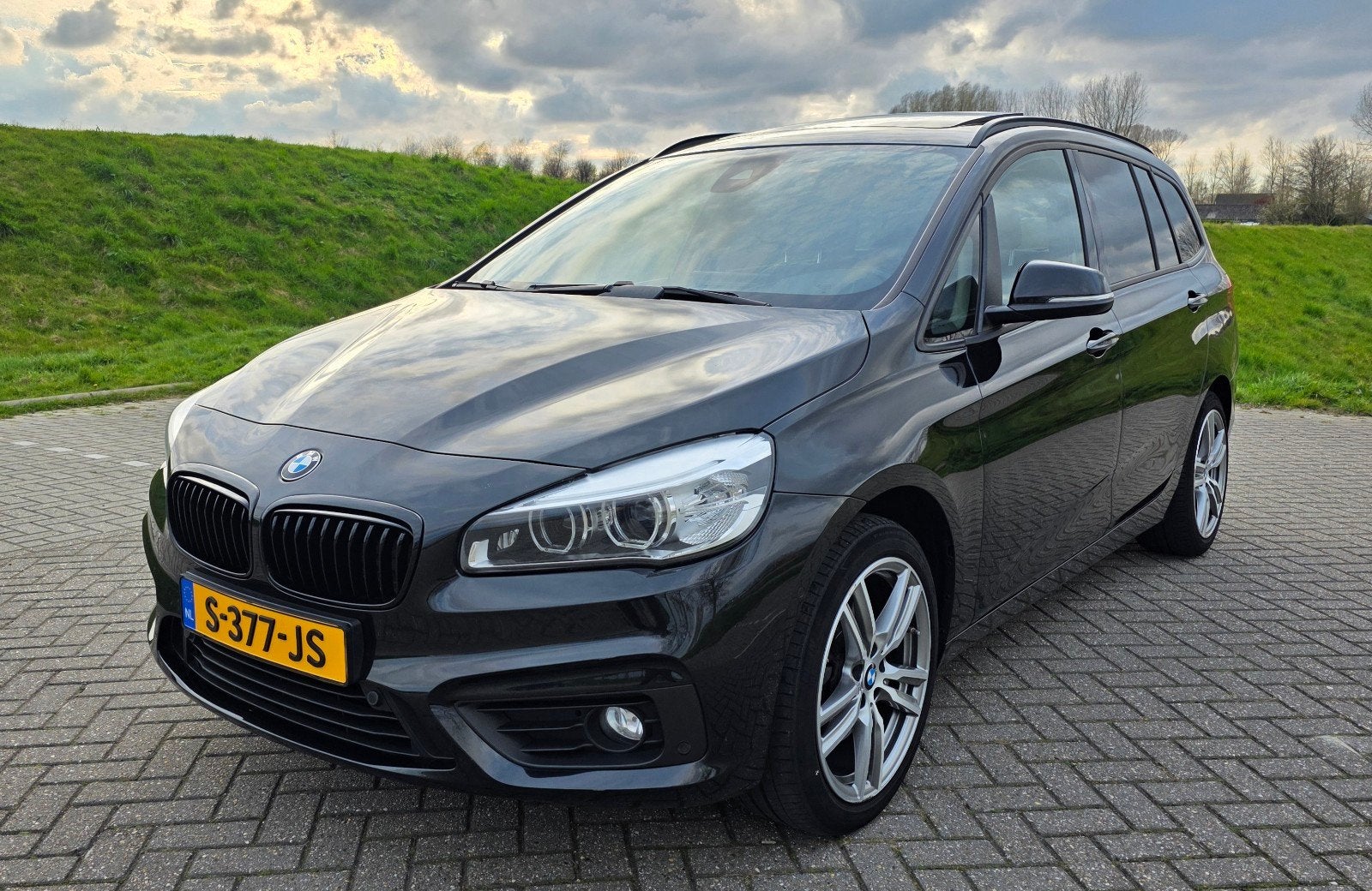 BMW 218i Gran Tourer F46 AUTOMAAT PANO LED 7P 7ZITS TREKHAAK, 136 pk, 2-Serie Gran Tourer, 7 stoelen, Zwart