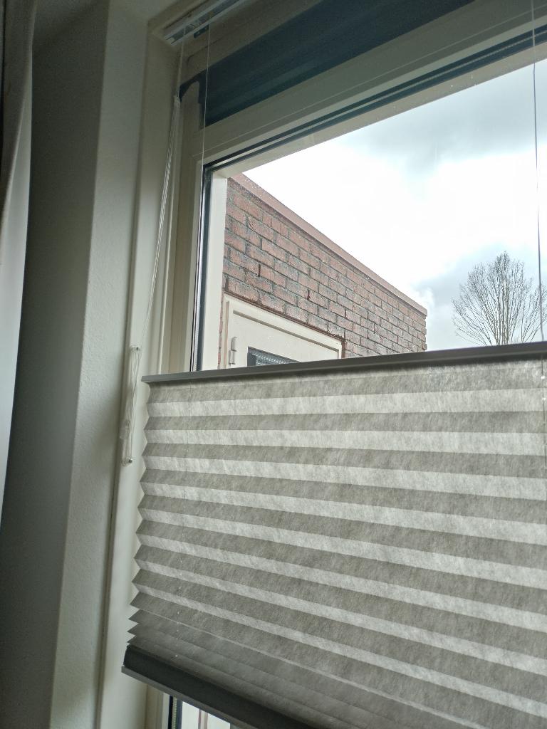 Lichtgrijze plisségordijnen, 2 stuks, Huis en Inrichting, Stoffering | Gordijnen en Lamellen, Ophalen, Zo goed als nieuw, Grijs