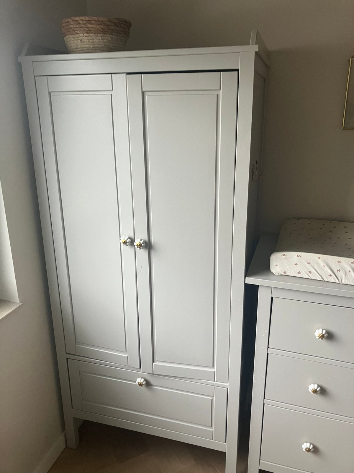 Babykamer: kledingskast, commode en plankje / kledingrek, Kinderen en Baby's, Kinderkamer | Complete kinderkamers, Ophalen, Gebruikt
