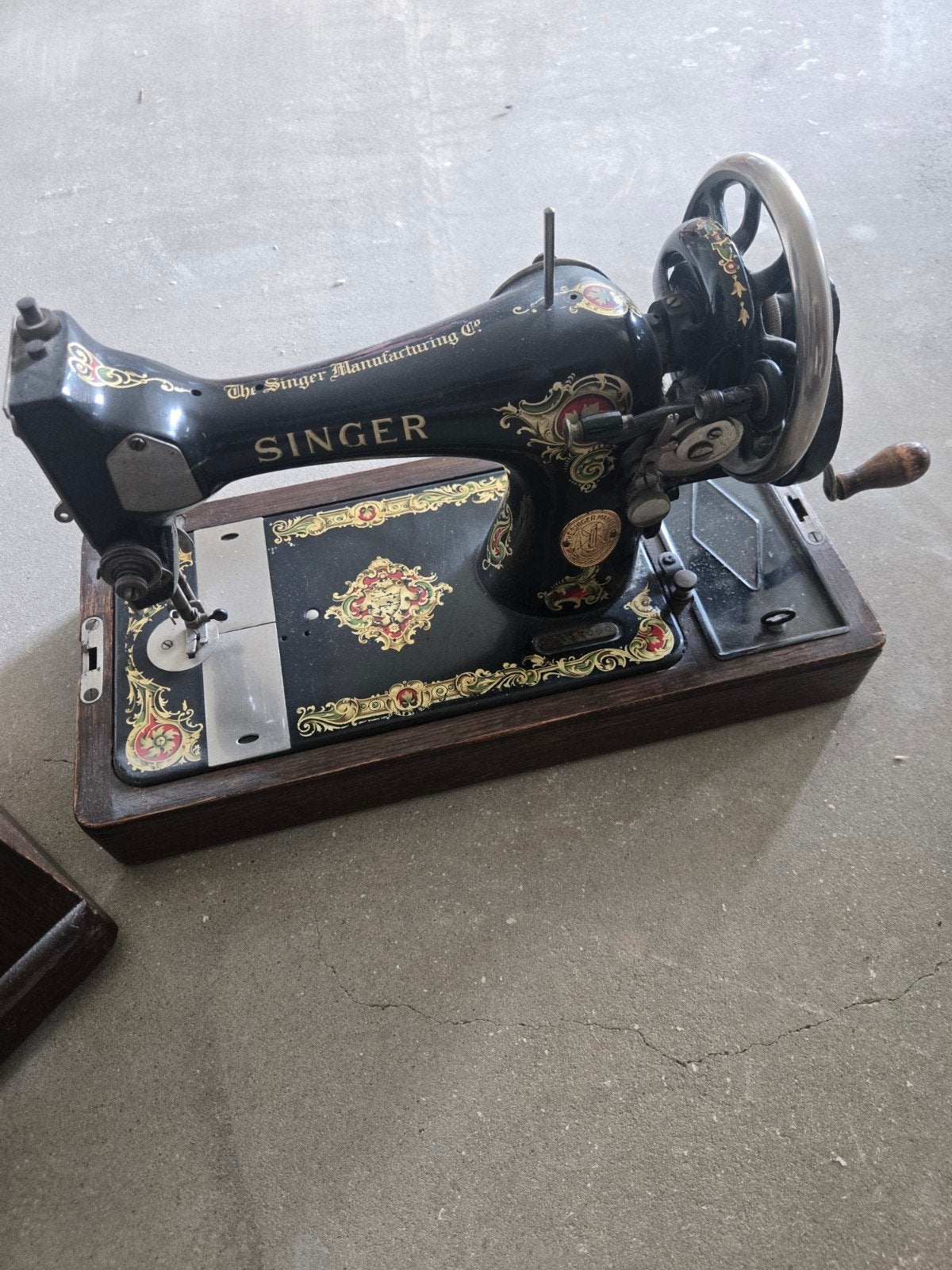 Antieke Singer Naaimachine met Handzwengel en Houten Kap, Ophalen