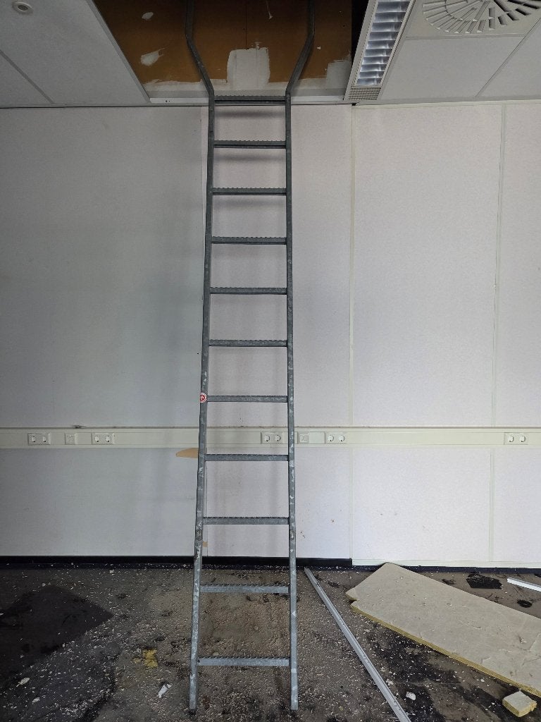 Gegalvaniseerde trap ( 141 ), Doe-het-zelf en Verbouw, Ladders en Trappen, Ophalen, Zo goed als nieuw, Ladder, Nb