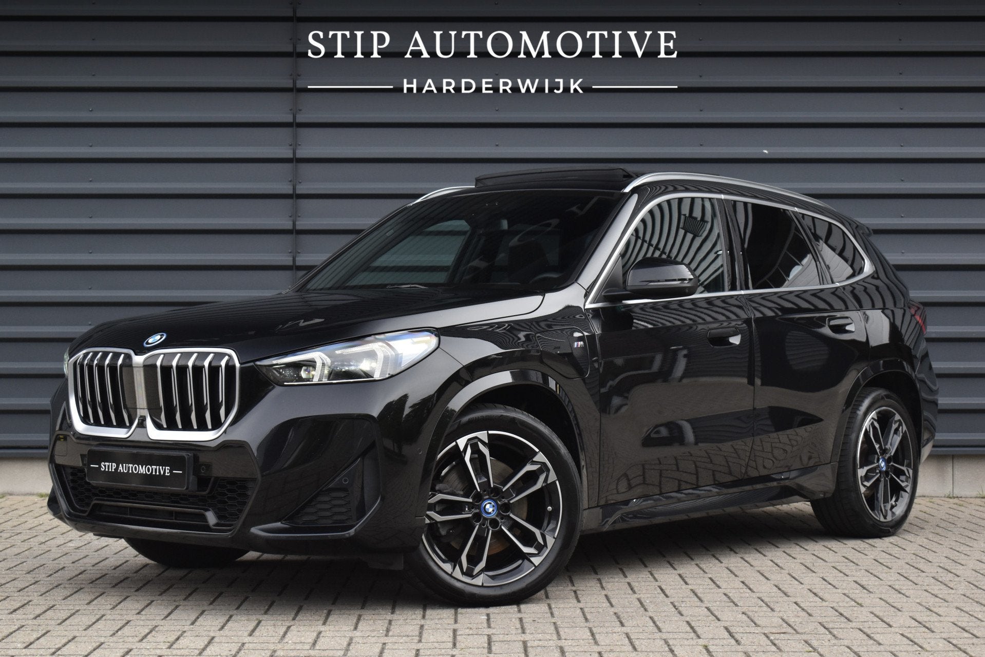 BMW X1 xDrive30e M Sport | Pano | Trekhaak | Harman/Kardon |, Zwart, 16 kWh, Plug-in hybride, Hybride Elektrisch/Benzine