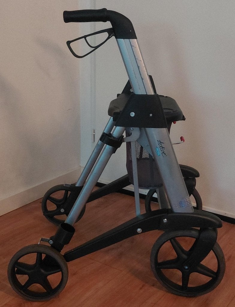 Rollator  Merk: Anwb Active by Acces + mandje  ( z.g.a.n. ), Ophalen, Opvouwbaar, Zo goed als nieuw