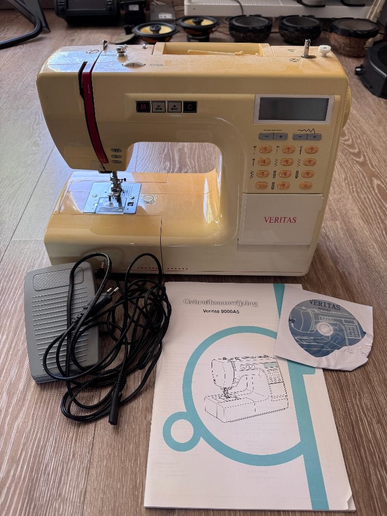 Veelzijdige digitale naaimachine Veritas. Let op vergeeld., Hobby en Vrije tijd, Naaimachines en Toebehoren, Ophalen, Gebruikt