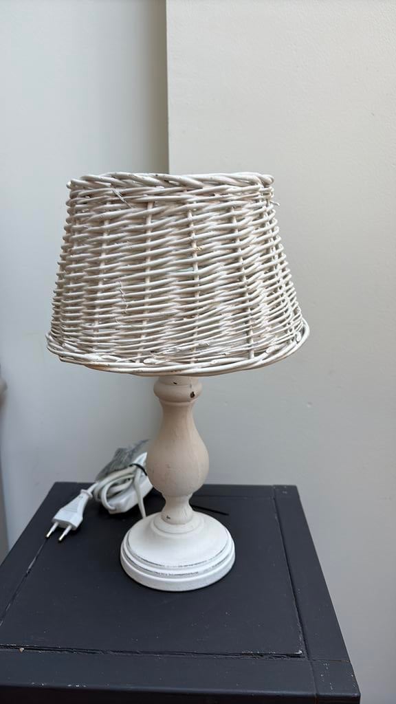 Lampje met houten witte voet en wit rieten kapje, Ophalen of Verzenden, Zo goed als nieuw, Minder dan 50 cm
