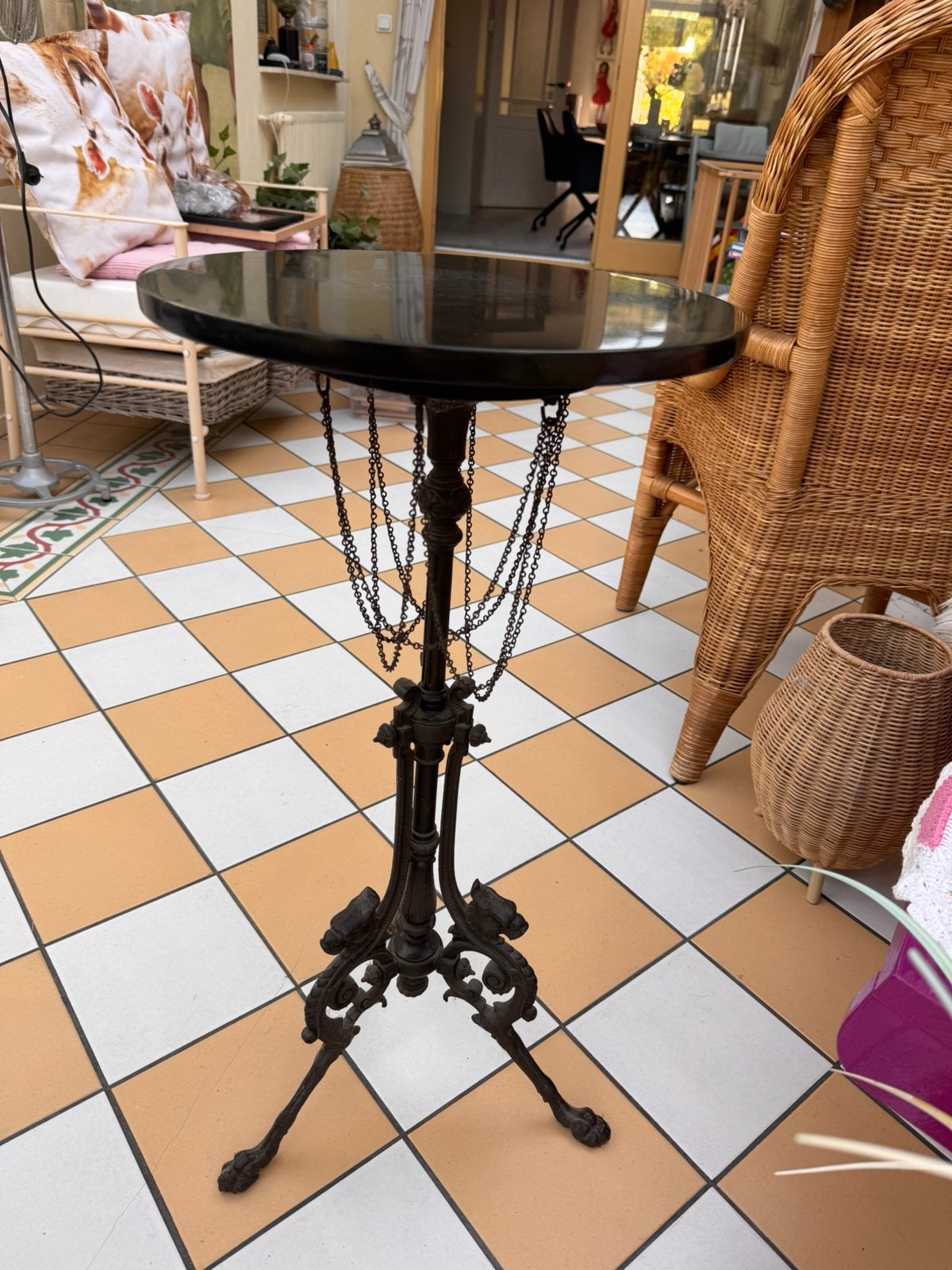 Gietijzeren bijzettafel, Ophalen