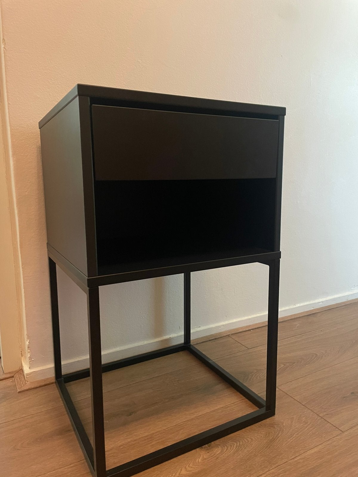 Twee zwarte IKEA nachtkastjes (Vikhammer), Ophalen, Zo goed als nieuw, Minder dan 45 cm, Minder dan 55 cm