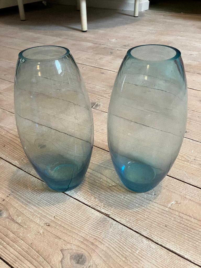 2 blauwe glazen vazen dik glas hoogte 21 cm, Huis en Inrichting, Blauw, Ophalen of Verzenden, Minder dan 50 cm, Glas
