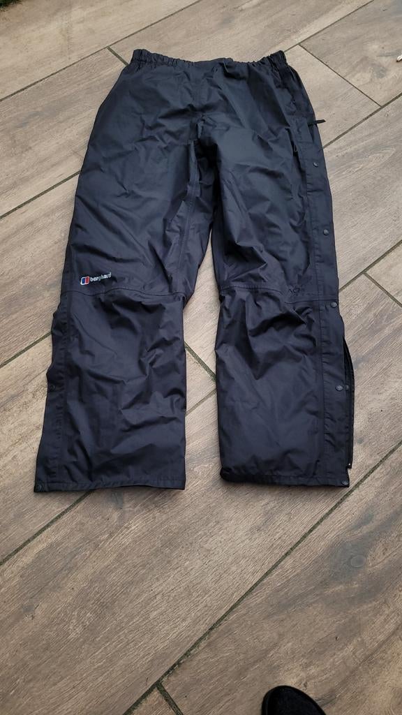 Regenbroek Berghaus maat L - Gratis af te halen!, Kleding | Dames, Broeken en Pantalons, Ophalen, Zwart, Maat 42/44 (L), Berghaus
