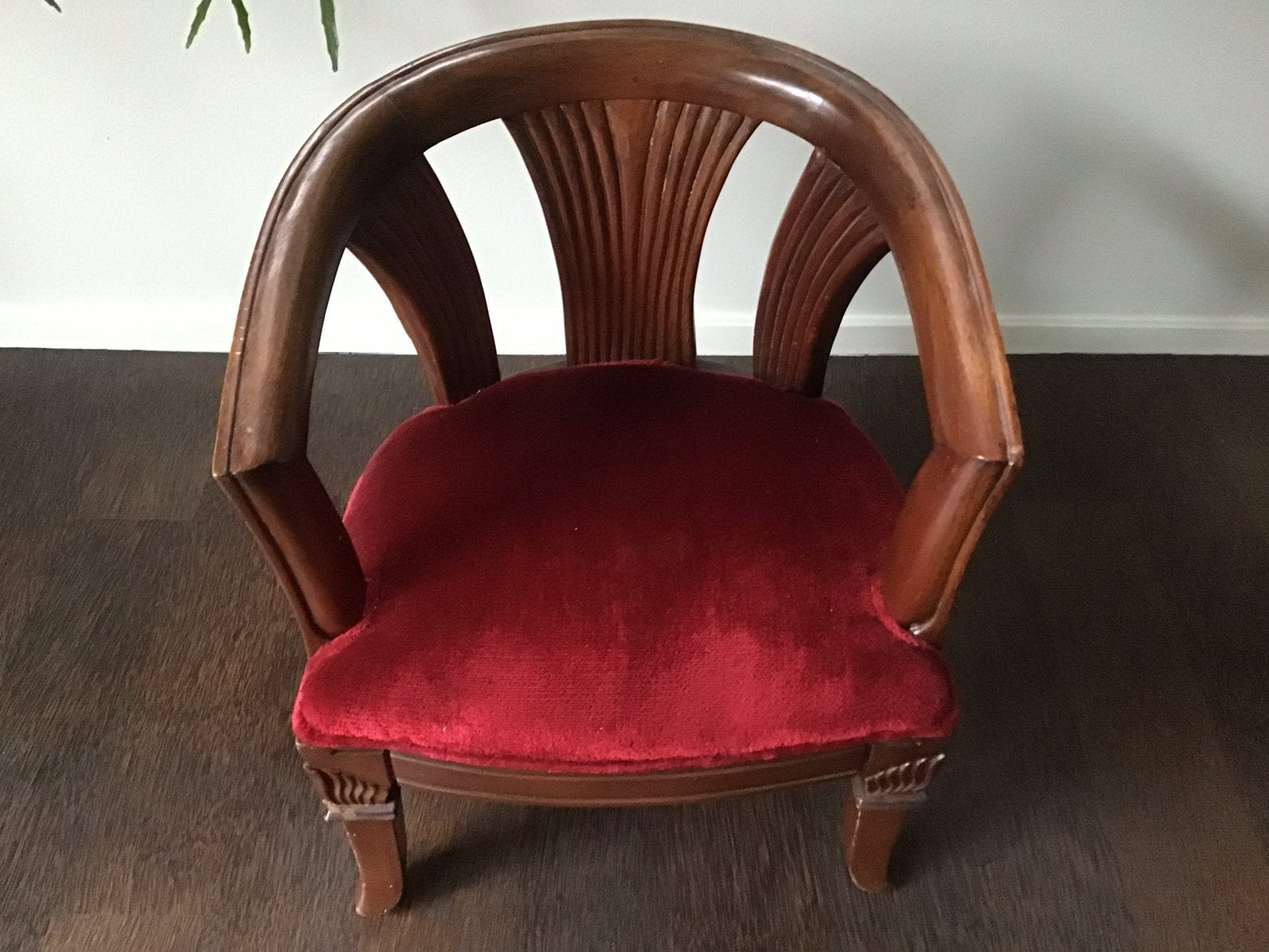 Houten klassieke - rood pluche - poppenstoel, Ophalen of Verzenden