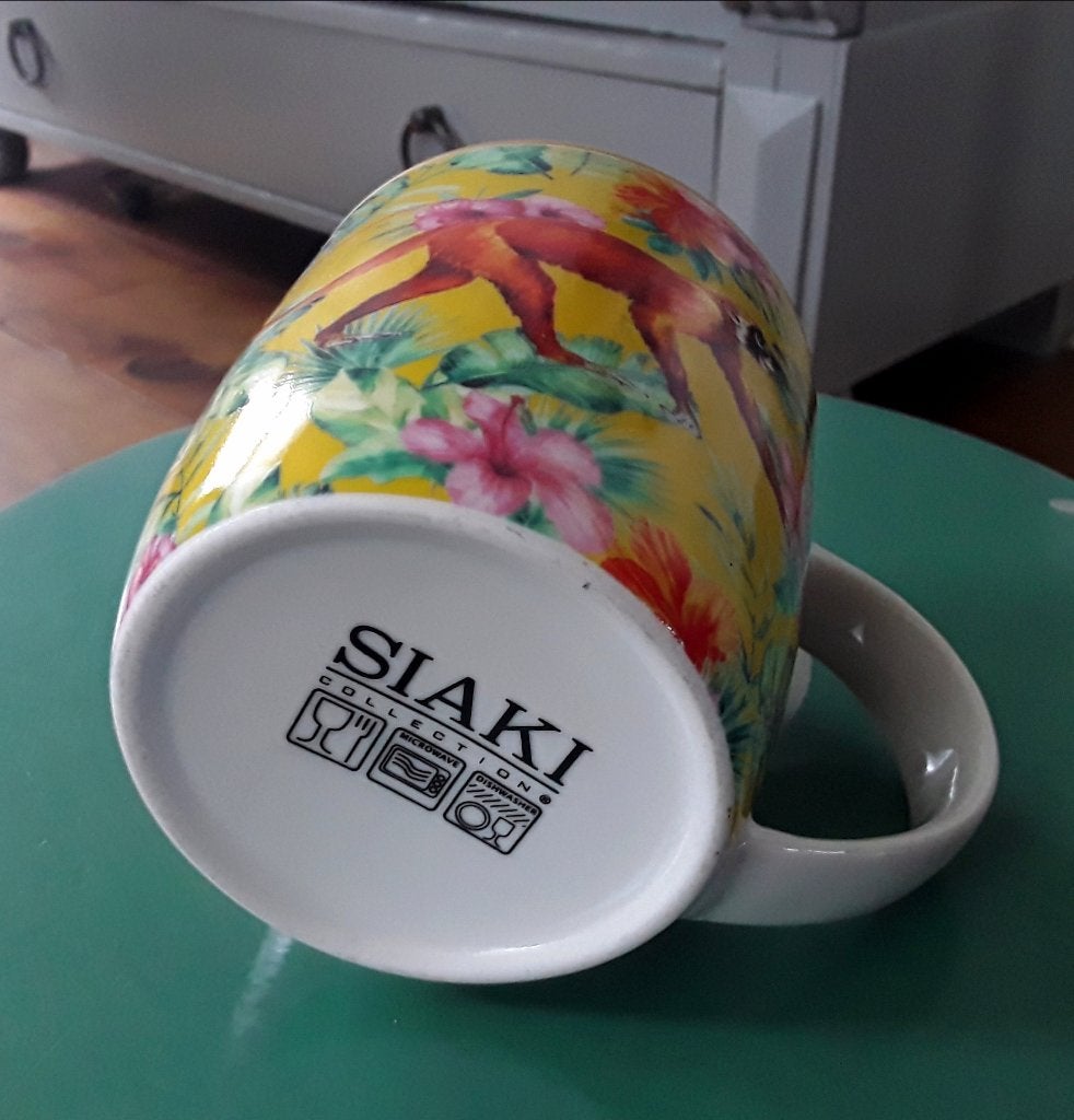 Grote mok - beker - aap - kleurige bloemen - geel - Siaki, Keramiek, Zo goed als nieuw, Overige stijlen, Mok