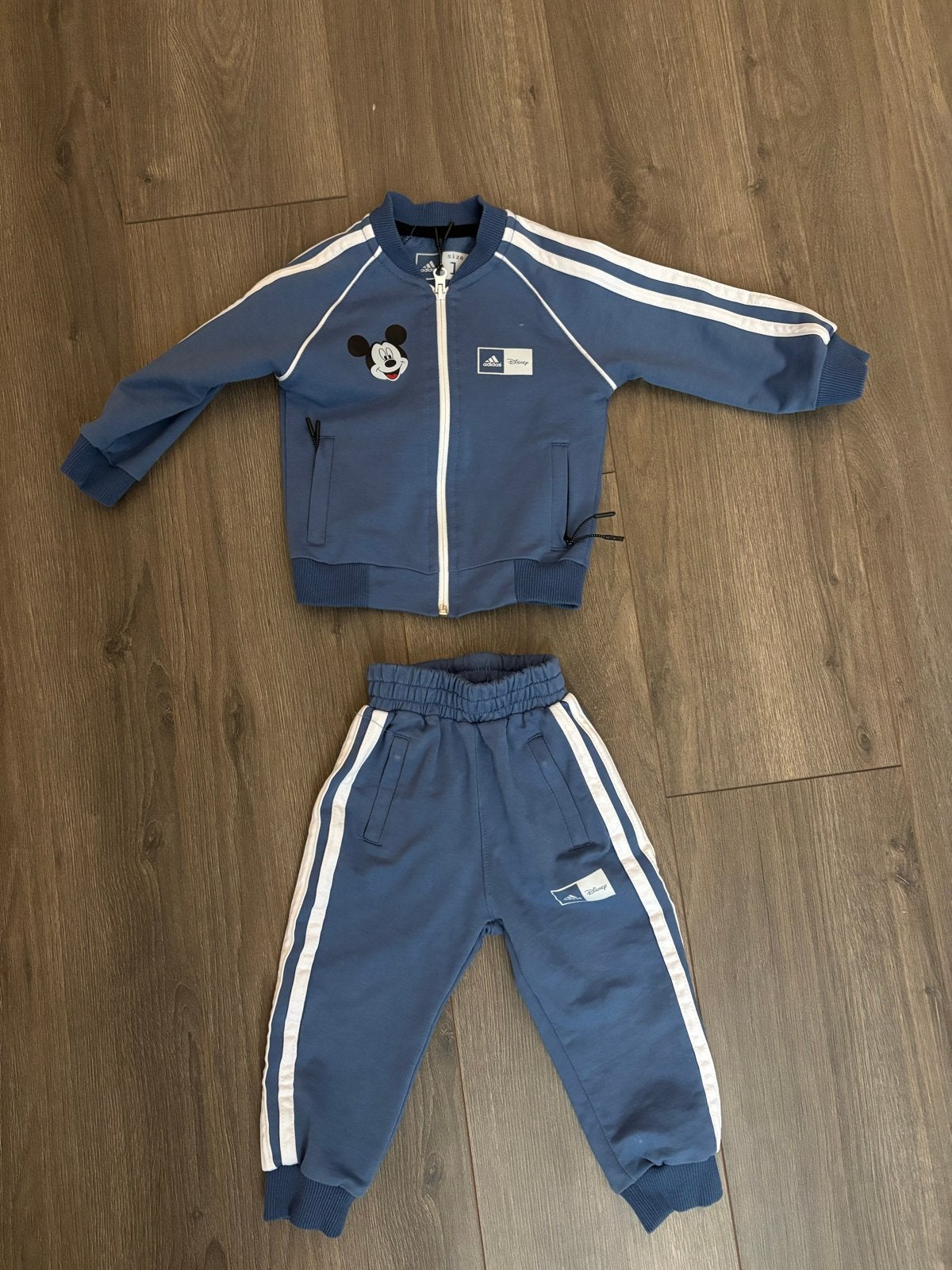 Adidas Disney Mickey trainingspak baby maat 80/86, Ophalen of Verzenden, Zo goed als nieuw, Jongetje of Meisje, Setje