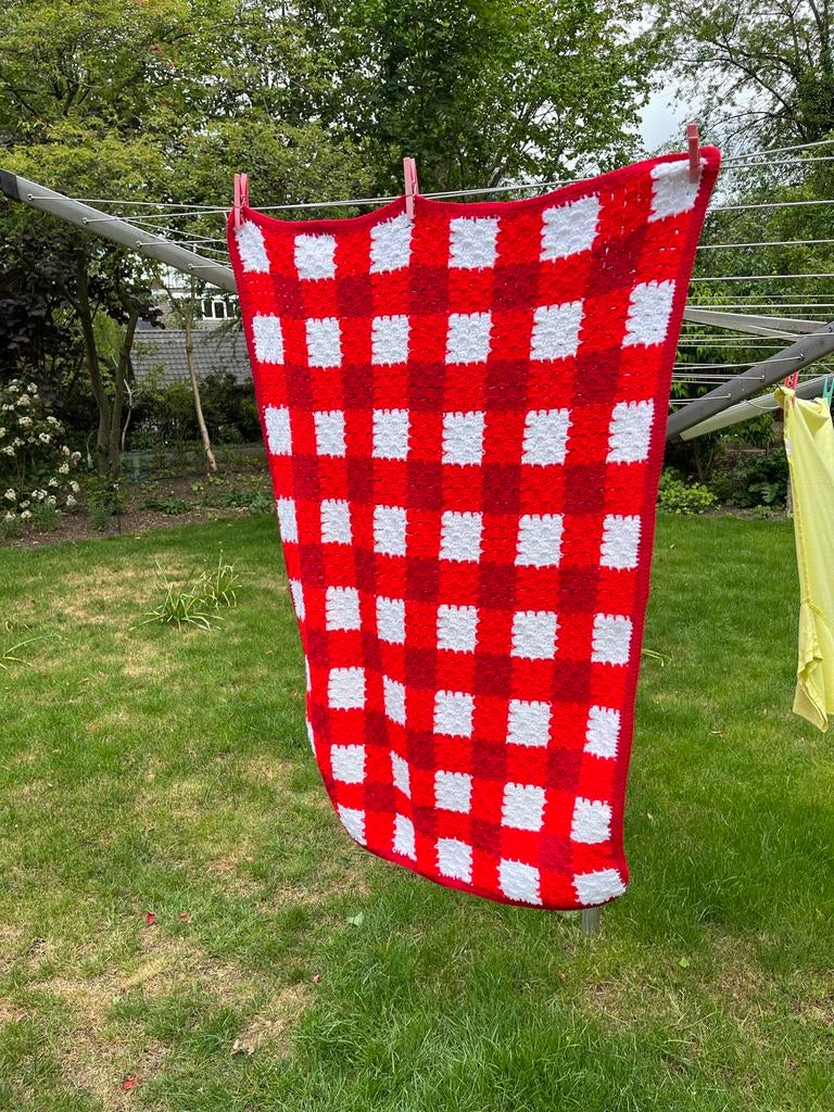 Nieuw gehaakte deken rood-wit ruitje gingham, 95x122cm, Ophalen of Verzenden, Nieuw