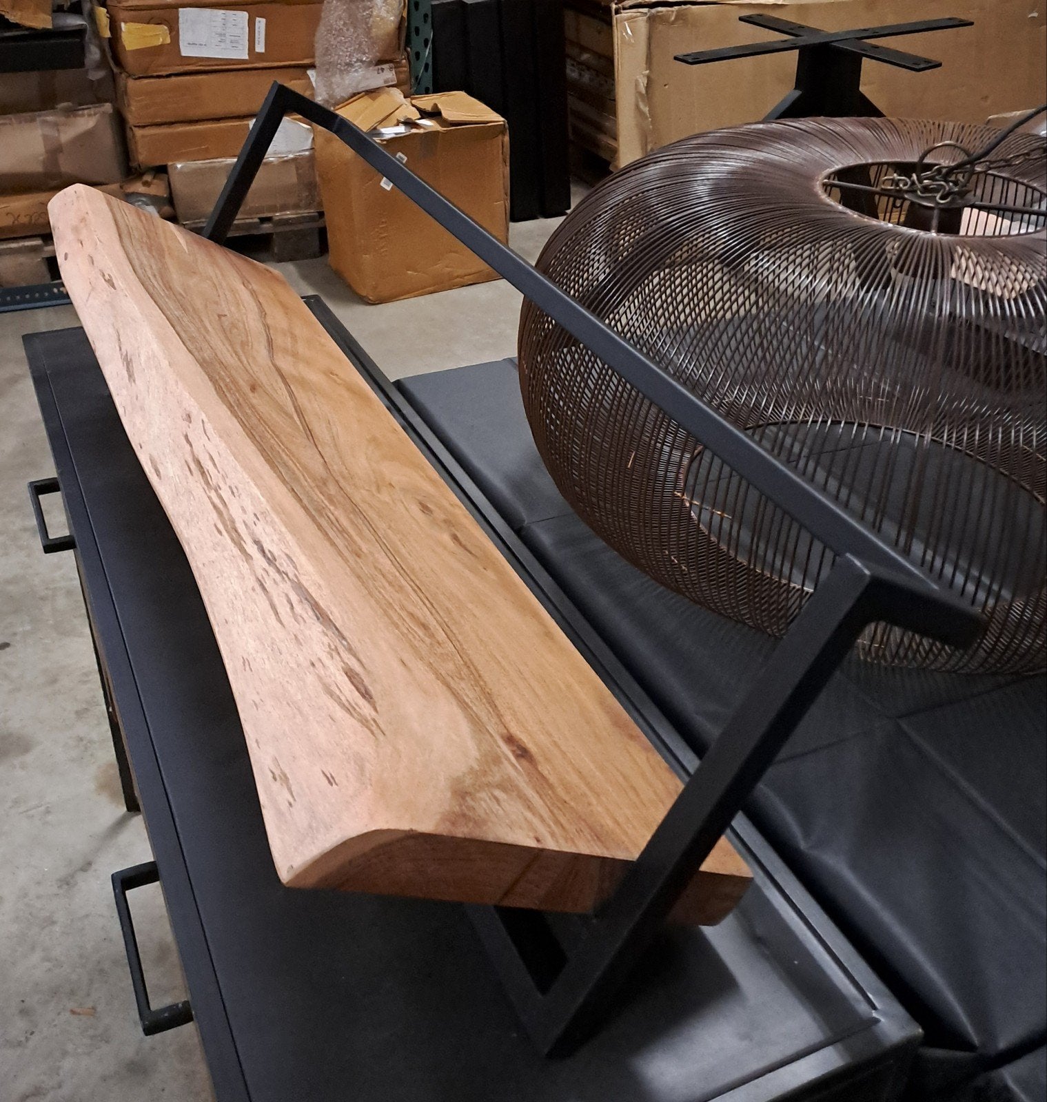 Wandplank van massief hout met metalen beugels, Huis en Inrichting, Woonaccessoires | Wandplanken en Boekenplanken, Ophalen, Nieuw
