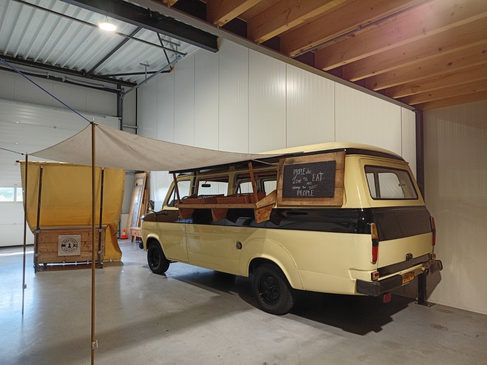 Foto 4 van Ford Transit Foodtruck Benzine belastingvrij APK 2028!