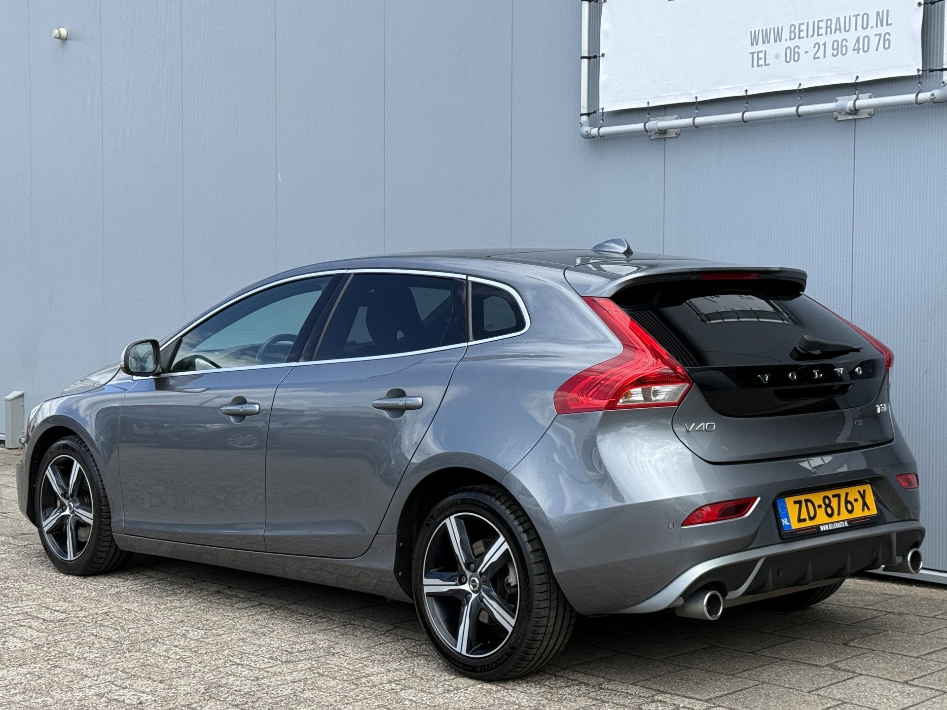 Volvo V40 1.5 T3 Polar+ Sport Automaat R-Design/Pano/Navigat, Euro 6, 4 cilinders, 700 kg, Origineel Nederlands