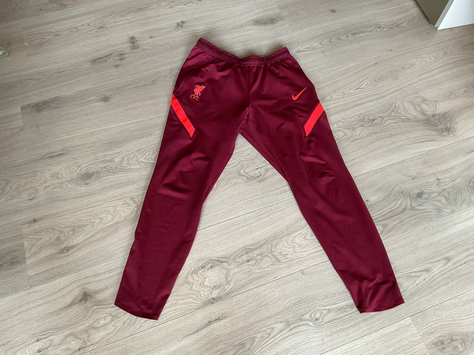 NIke Trainingsbroek van Liverpool FC maat L, Sport en Fitness, Voetbal, Maat L, Ophalen of Verzenden, Zo goed als nieuw, Broek