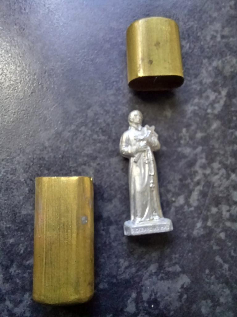 Religieuze zakheilige Gerardus Maj. in messing kokertje, Antiek en Kunst, Antiek | Religie, Ophalen