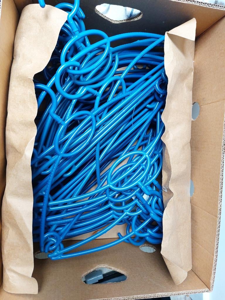 Bananendoos vol met blauwe kledinghangers, Ophalen, Gebruikt, Kunststof, Volwassenen
