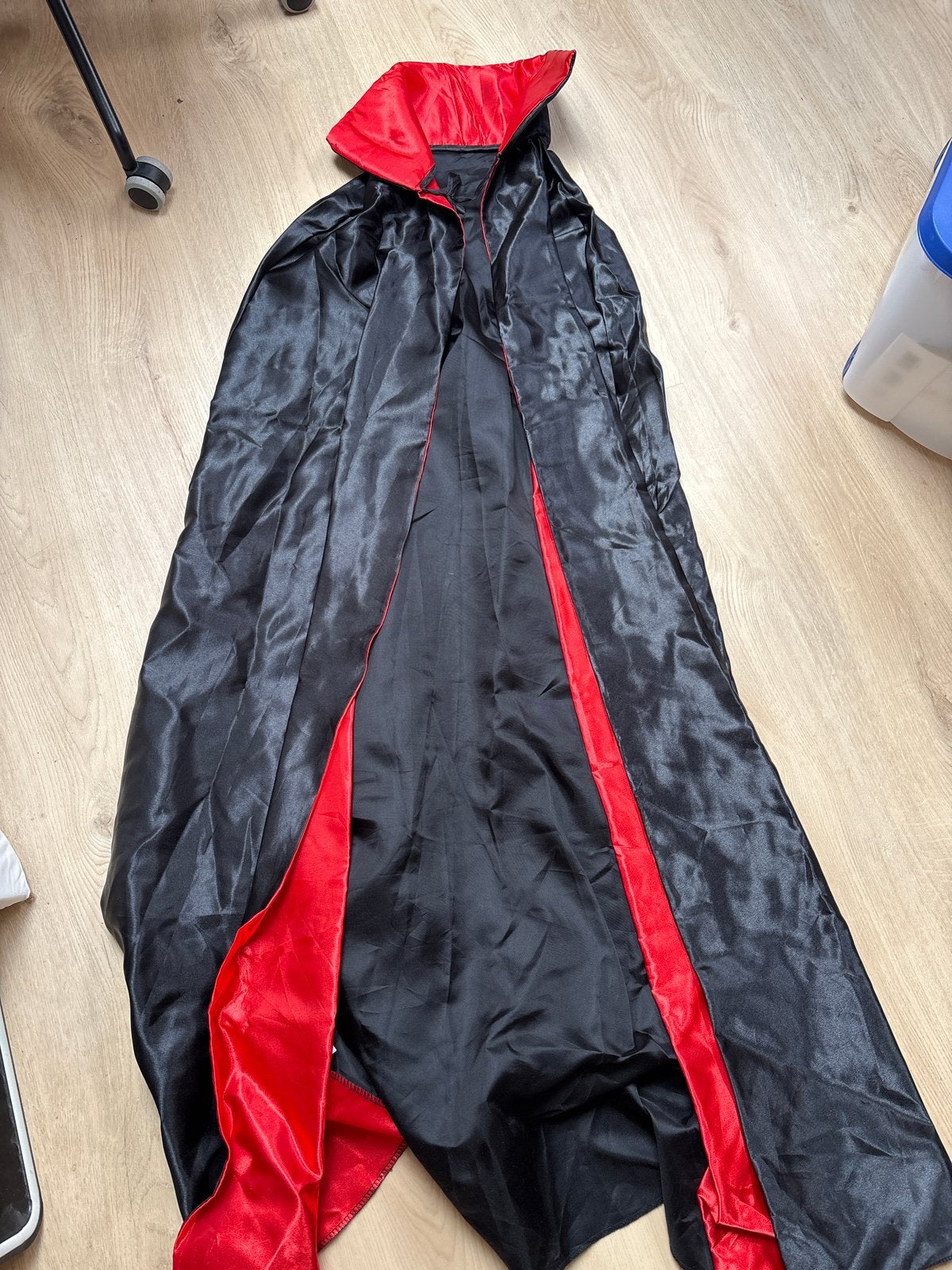 Zwarte en rode cape - Perfect voor Halloween of cosplay, Ophalen, Gebruikt, Toneelattributen of Onderdelen