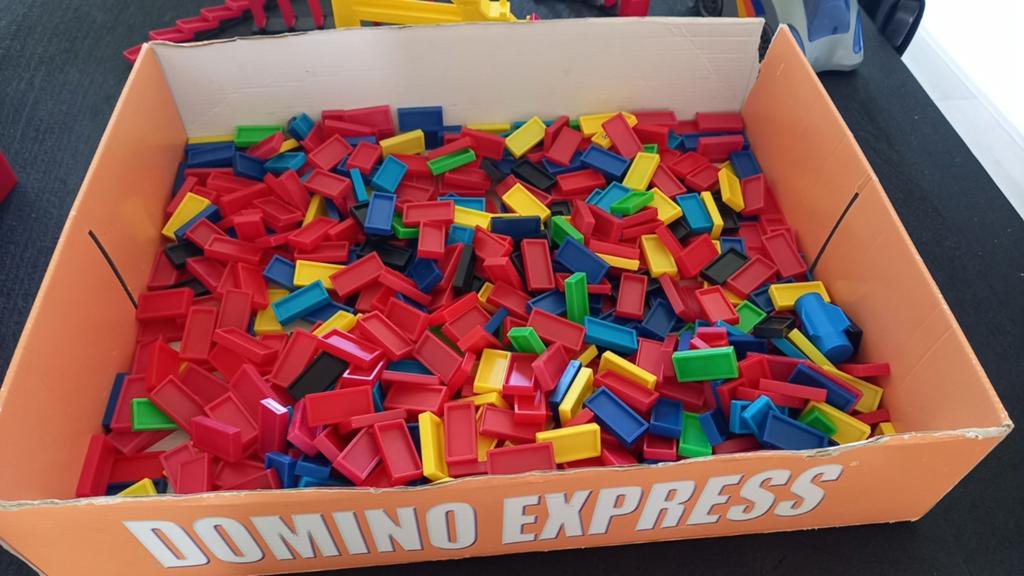 Domino Express set met veel dominostenen en accessoires, Ophalen of Verzenden, Gebruikt, Jongen of Meisje